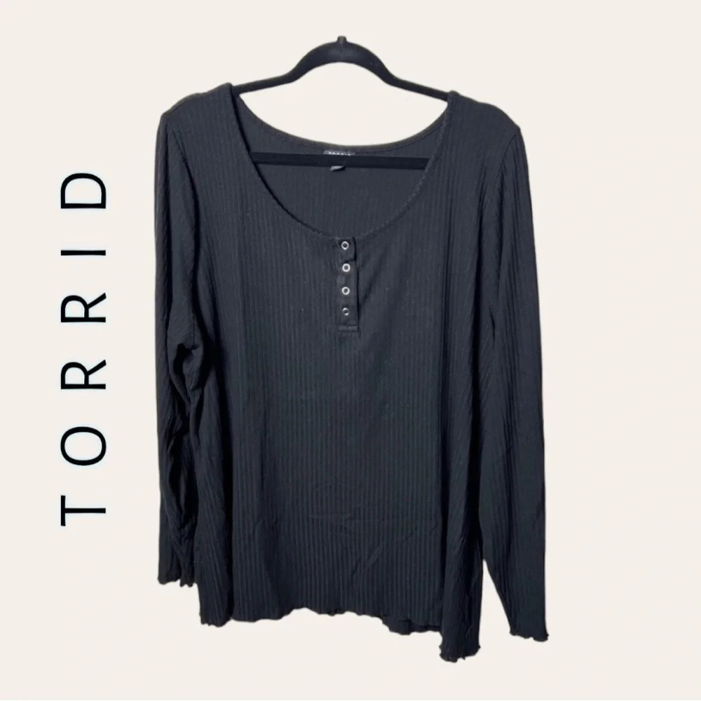 0271. TORRID LONG SLEEVE TOP SNAP BUTTONS 1/4 DOWN AT NECKLINE SIZE 3/3X